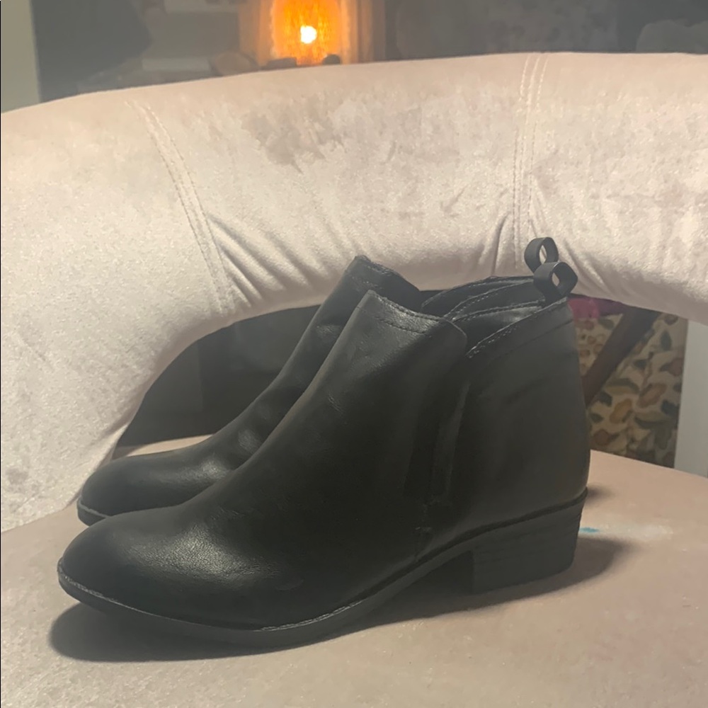 American Eagle By Payless Black Ankle Booties Sleek Design size 5
